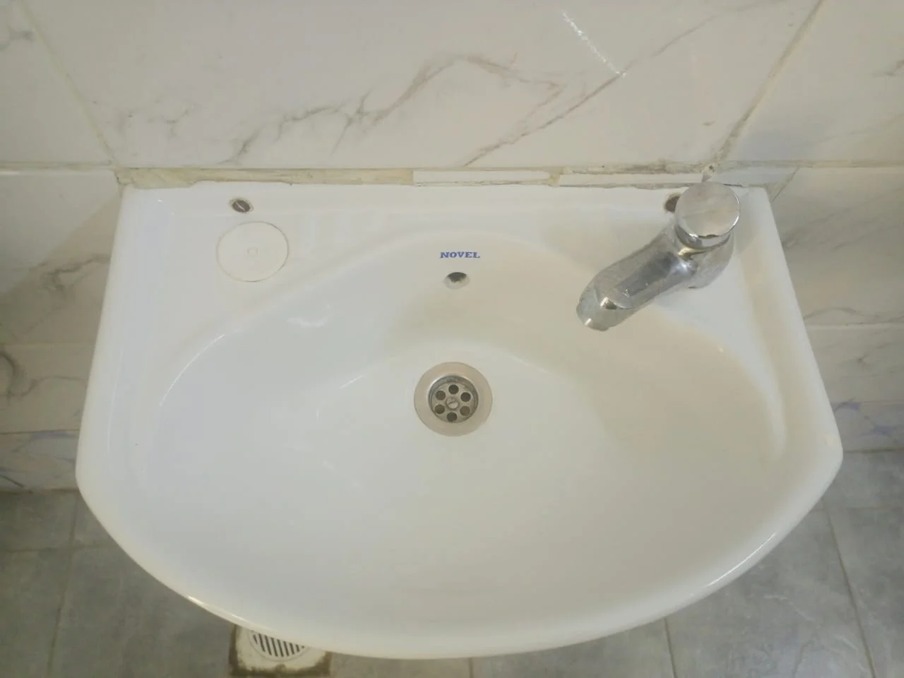 Bathroom washbasin and tap